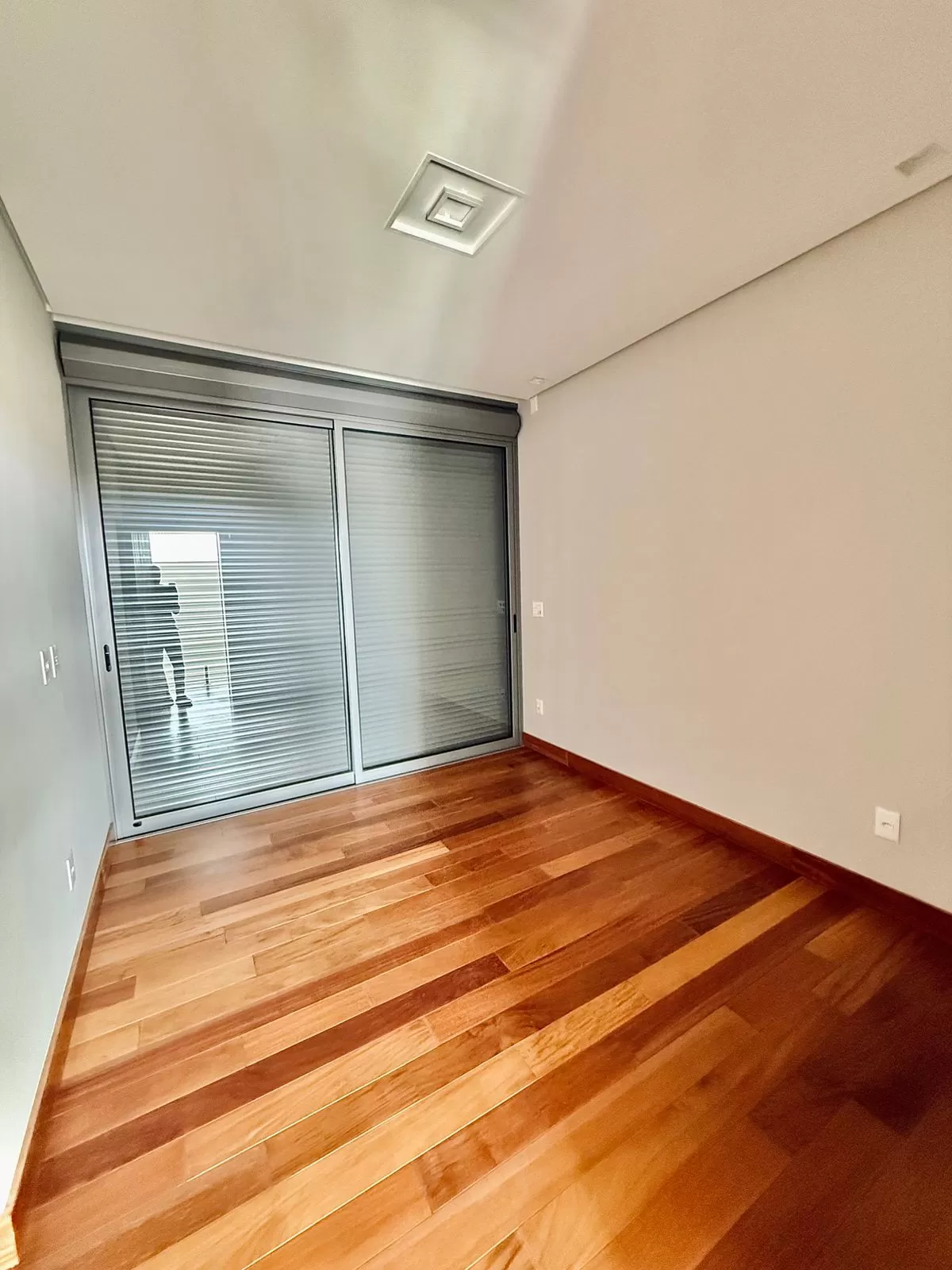 Casa Mobiliada à Venda com 5 suítes sendo 2 com closet e piscina, 480m² no condomínio Alphaville Nova Esplanada 2 em Votorantim/SP