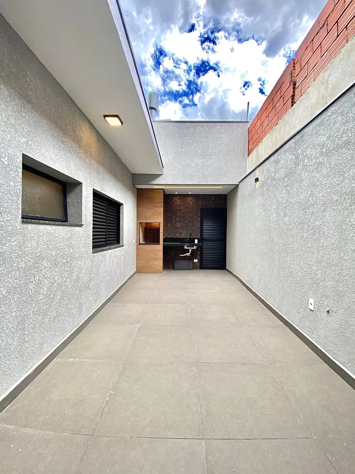Casa à Venda com 3 dormitórios sendo 1 suíte e área gourmet com churrasqueira, 102m² no Condomínio Vale Azul em Votorantim/SP
