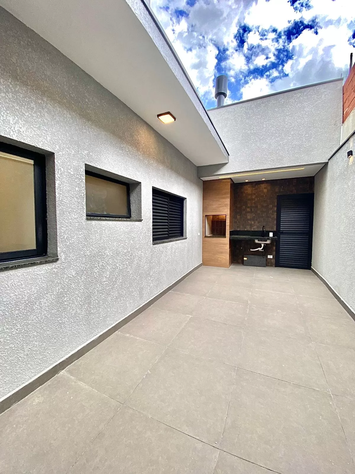 Casa à Venda com 3 dormitórios sendo 1 suíte e área gourmet com churrasqueira, 102m² no Condomínio Vale Azul em Votorantim/SP