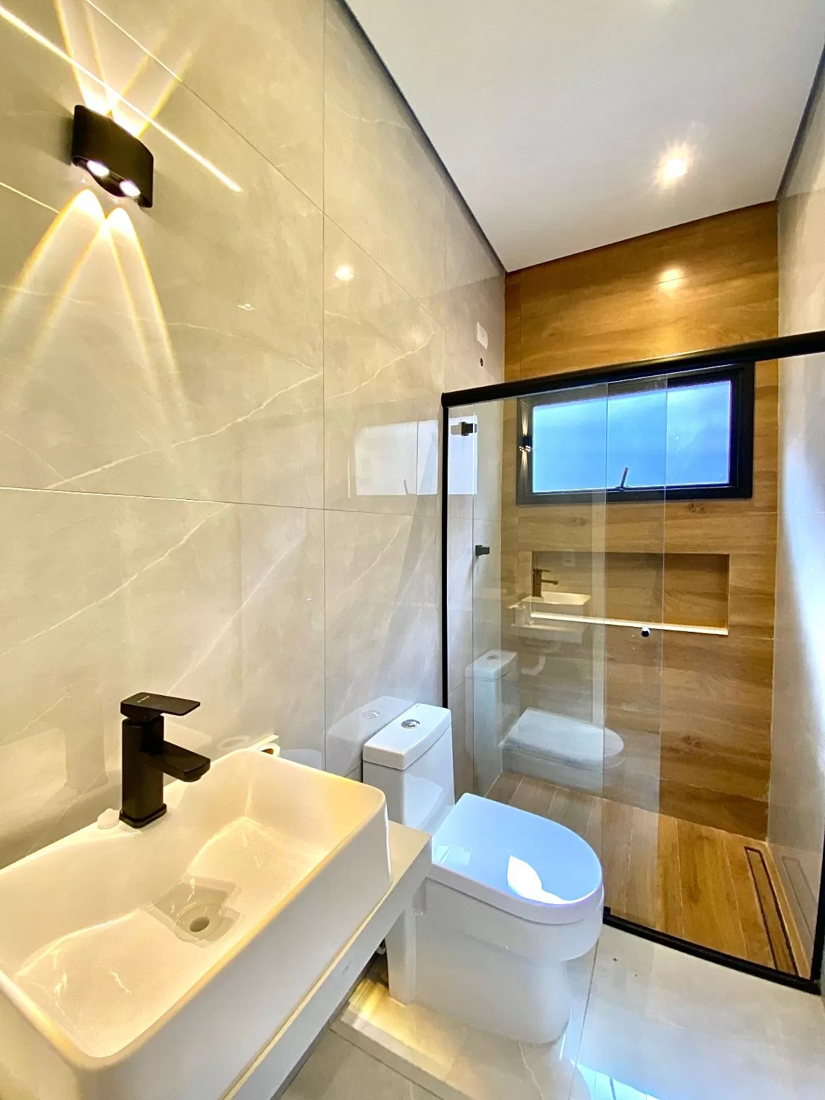 Casa à Venda com 3 dormitórios sendo 1 suíte e área gourmet com churrasqueira, 102m² no Condomínio Vale Azul em Votorantim/SP