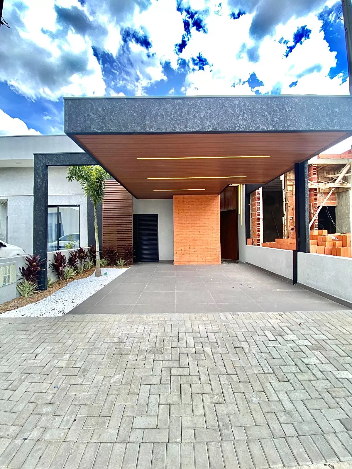 Casa à Venda com 3 dormitórios sendo 1 suíte e área gourmet com churrasqueira, 102m² no Condomínio Vale Azul em Votorantim/SP