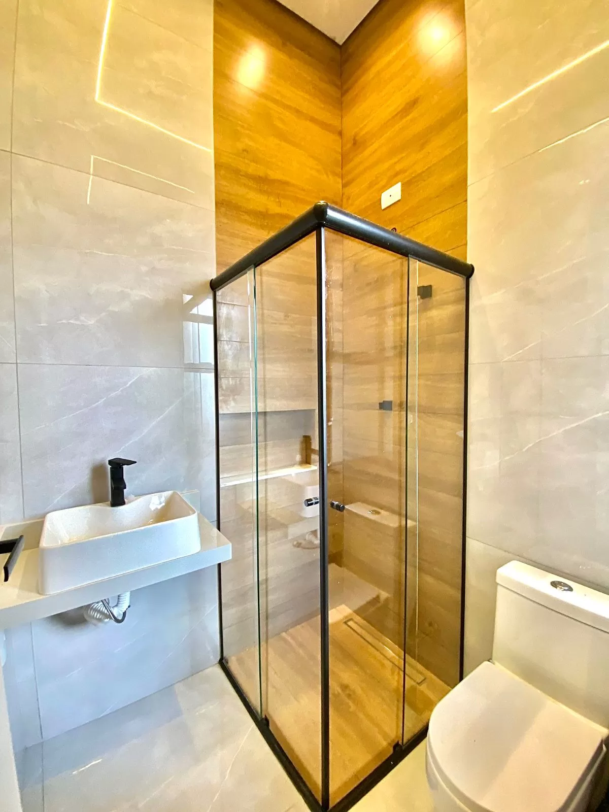 Casa à Venda com 3 dormitórios sendo 1 suíte e área gourmet com churrasqueira, 102m² no Condomínio Vale Azul em Votorantim/SP