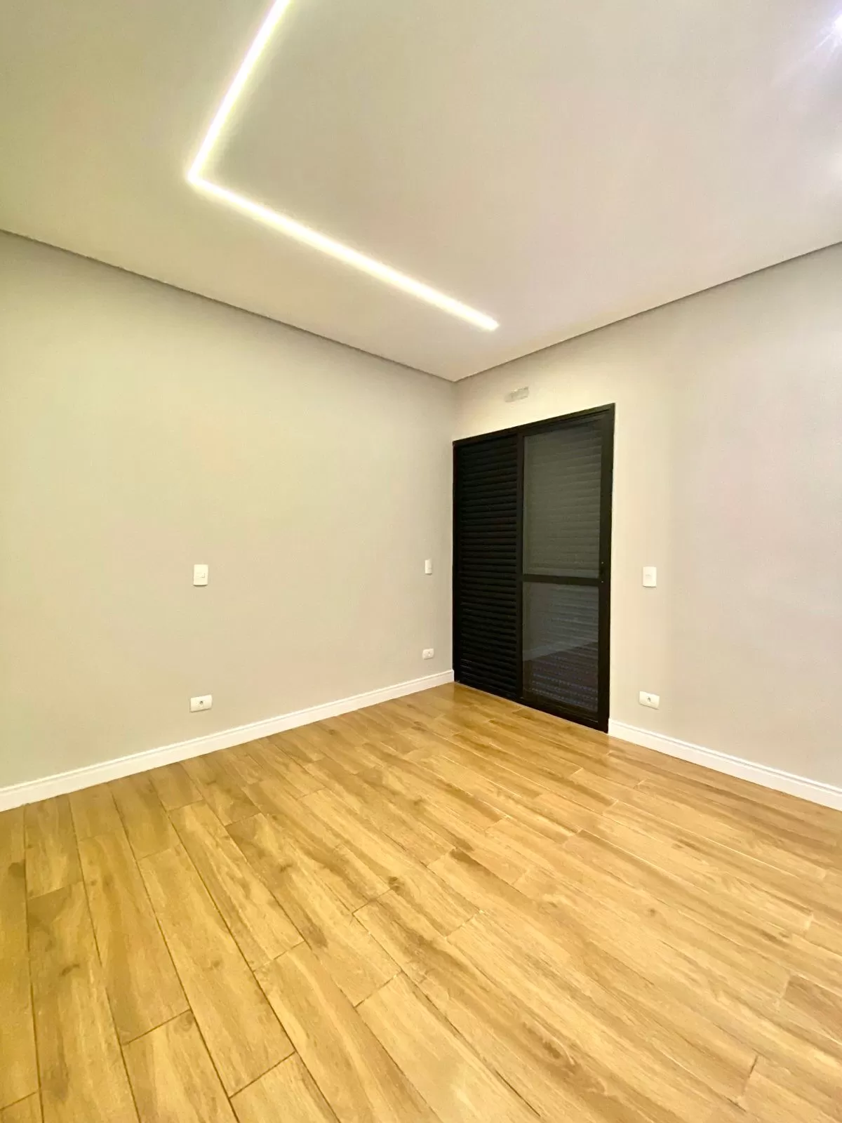 Casa à Venda com 3 dormitórios sendo 1 suíte e área gourmet com churrasqueira, 102m² no Condomínio Vale Azul em Votorantim/SP