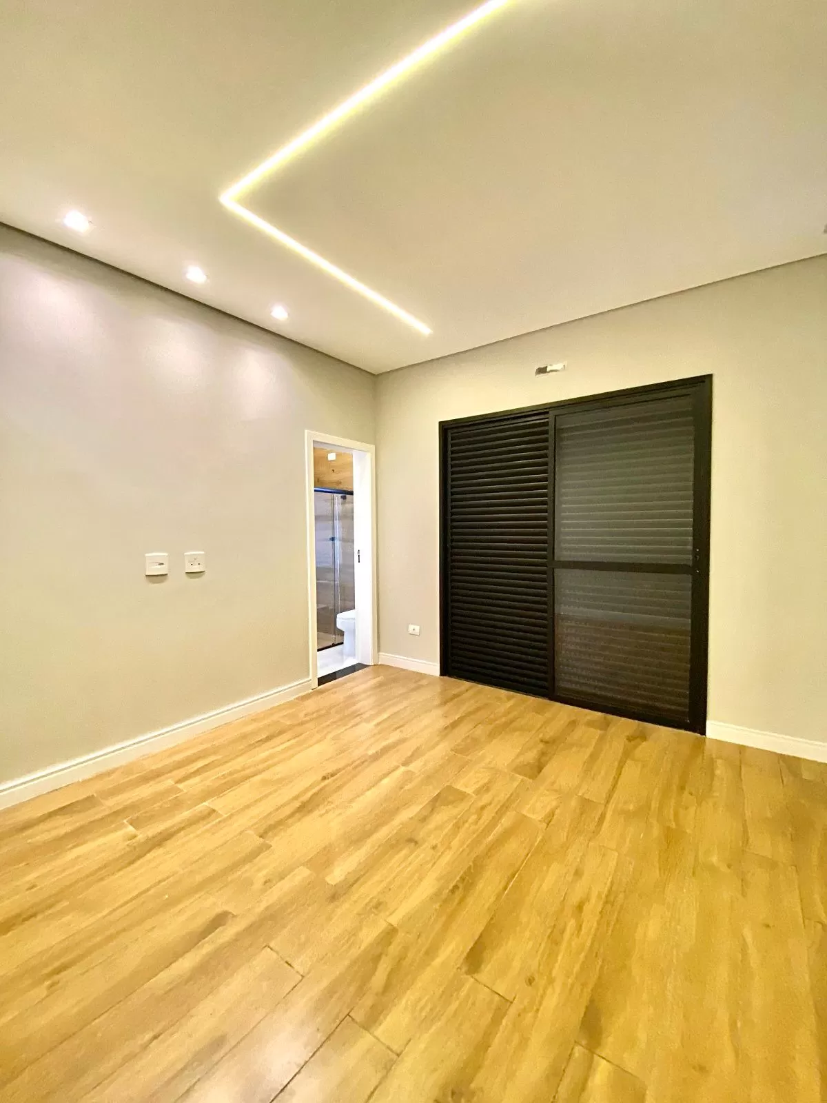 Casa à Venda com 3 dormitórios sendo 1 suíte e área gourmet com churrasqueira, 102m² no Condomínio Vale Azul em Votorantim/SP