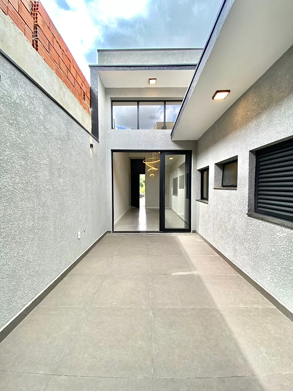 Casa à Venda com 3 dormitórios sendo 1 suíte e área gourmet com churrasqueira, 102m² no Condomínio Vale Azul em Votorantim/SP