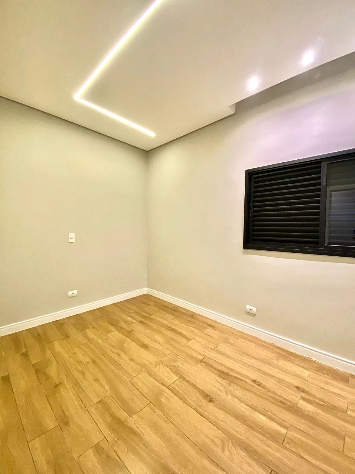 Casa à Venda com 3 dormitórios sendo 1 suíte e área gourmet com churrasqueira, 102m² no Condomínio Vale Azul em Votorantim/SP