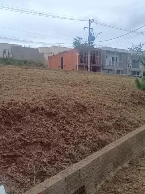 Terreno de Esquina à Venda no Condomínio Vale Azul em Votorantim/SP