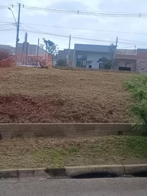 Terreno de Esquina à Venda no Condomínio Vale Azul em Votorantim/SP
