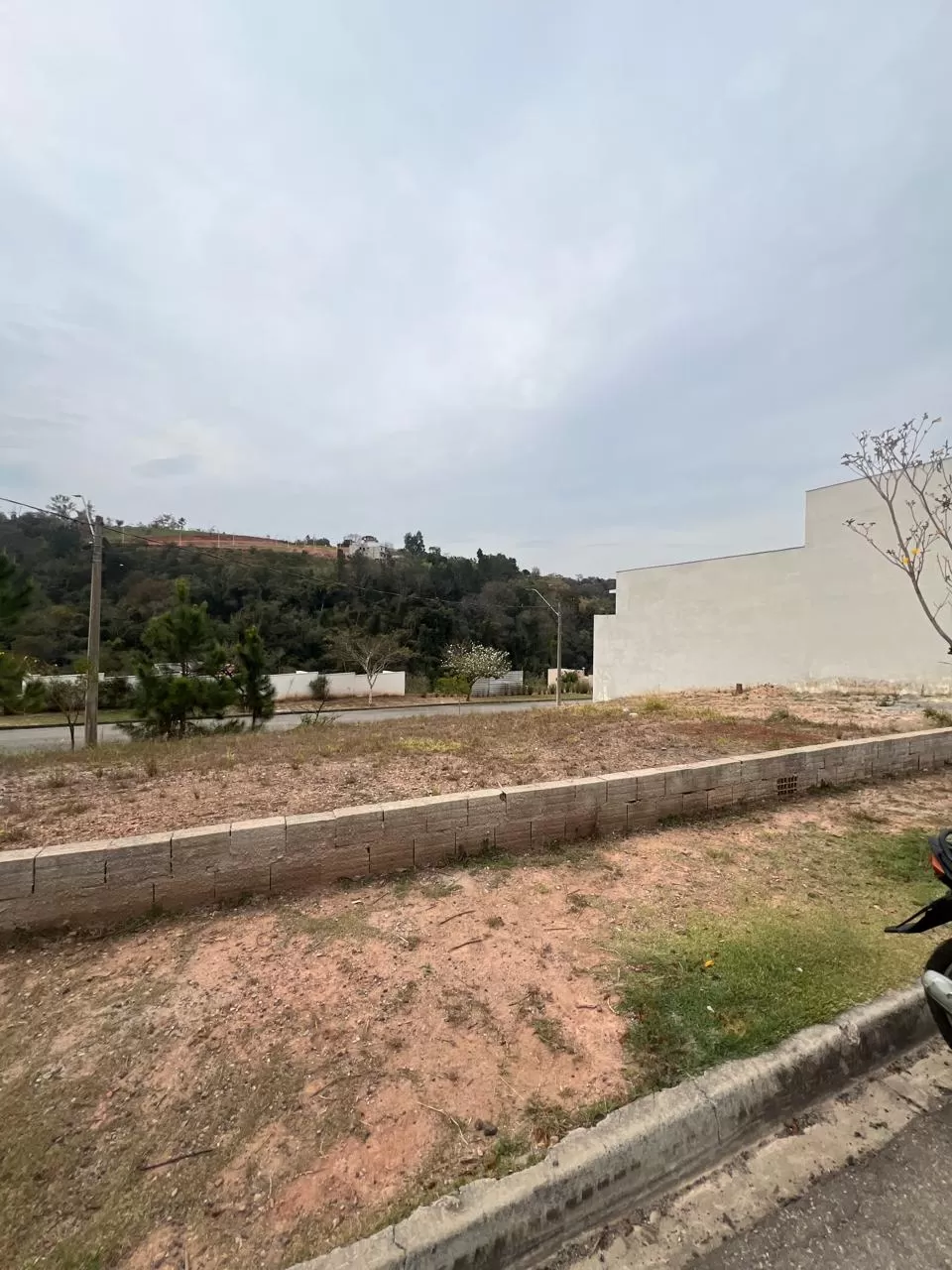 Terreno de Esquina à Venda no Condomínio Vale Azul em Votorantim/SP