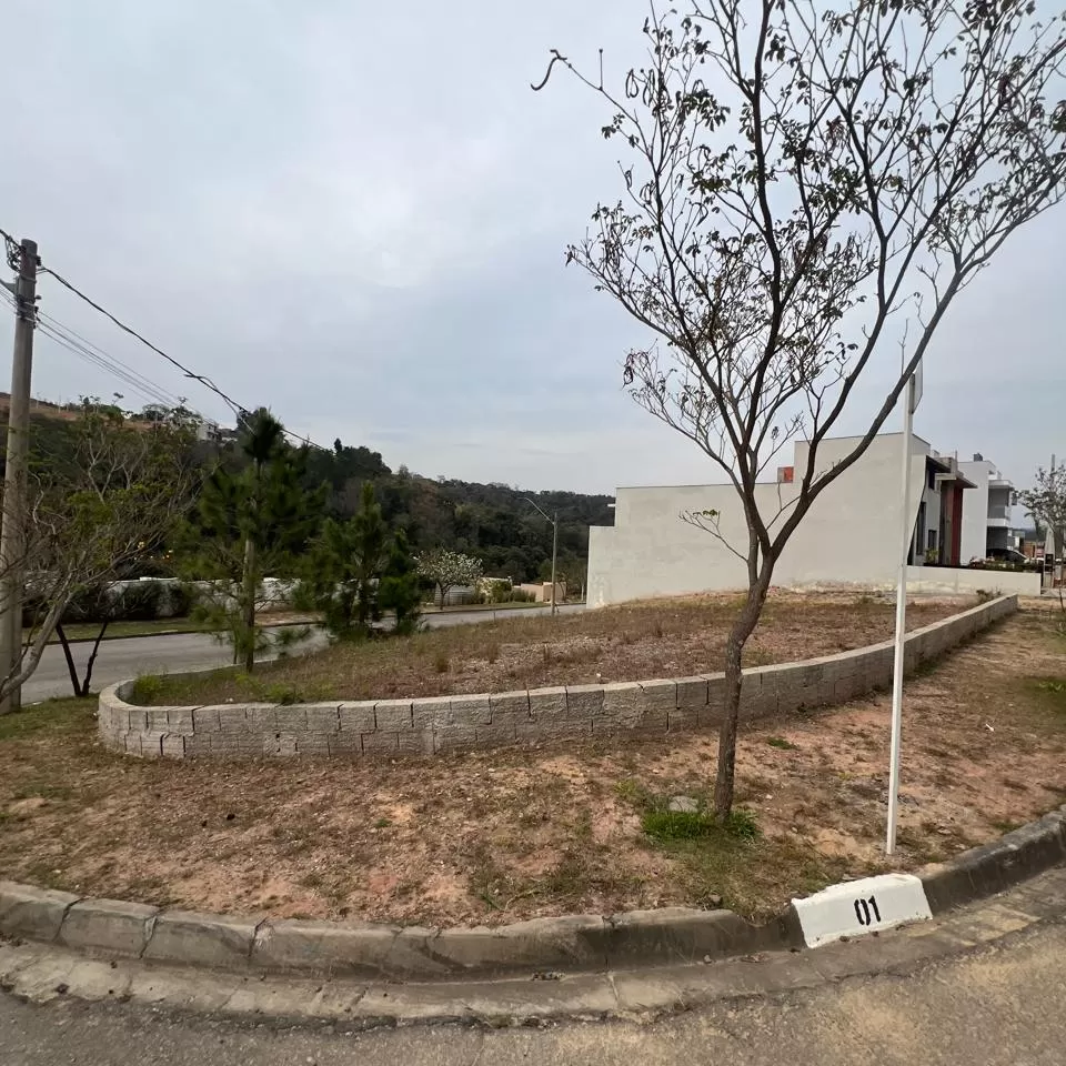 Terreno de Esquina à Venda no Condomínio Vale Azul em Votorantim/SP