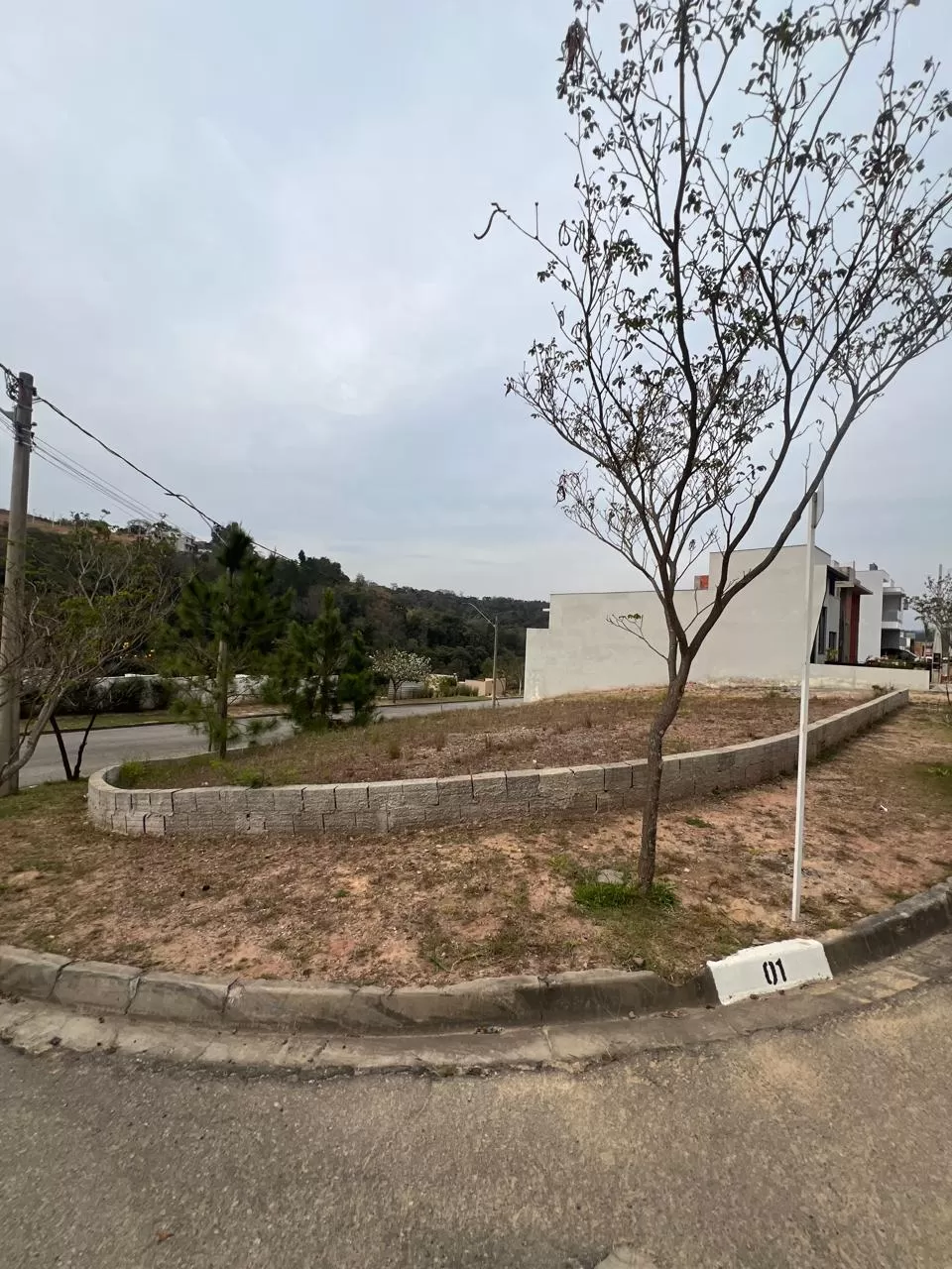 Terreno de Esquina à Venda no Condomínio Vale Azul em Votorantim/SP