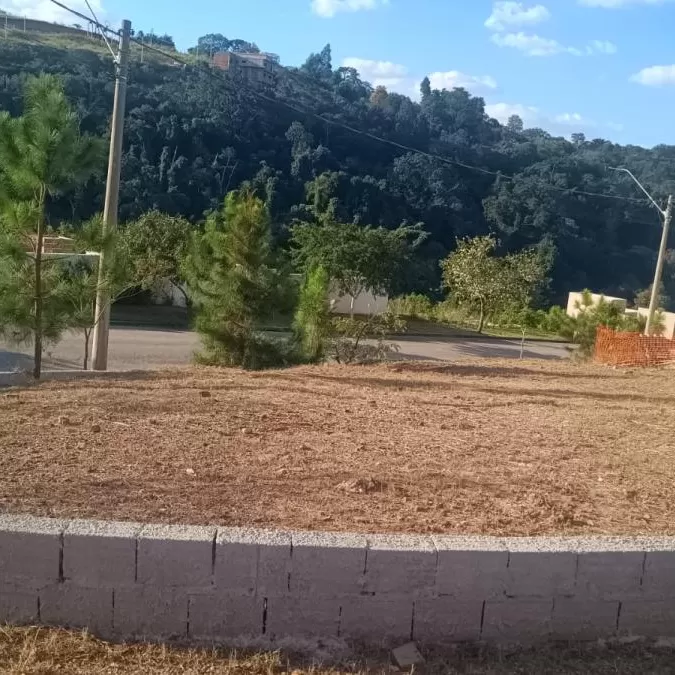 Terreno de Esquina à Venda no Condomínio Vale Azul em Votorantim/SP