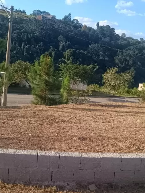 Terreno de Esquina à Venda no Condomínio Vale Azul em Votorantim/SP