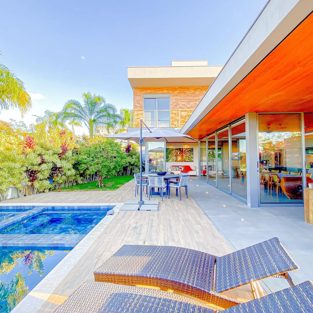 Casa de Esquina à Venda e Locação com 3 suítes, escritório e rooftop, 399m²  no Condomínio Alphaville Nova Esplanada 4 em Votorantim/SP