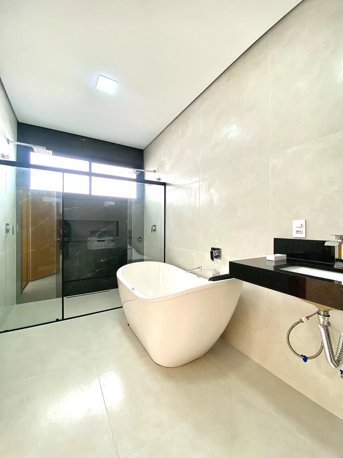 Sobrado à Venda com 3 suítes, escritório e área gourmet com piscina, 275m² no Condomínio Cyrela Landscape em Votorantim/SP