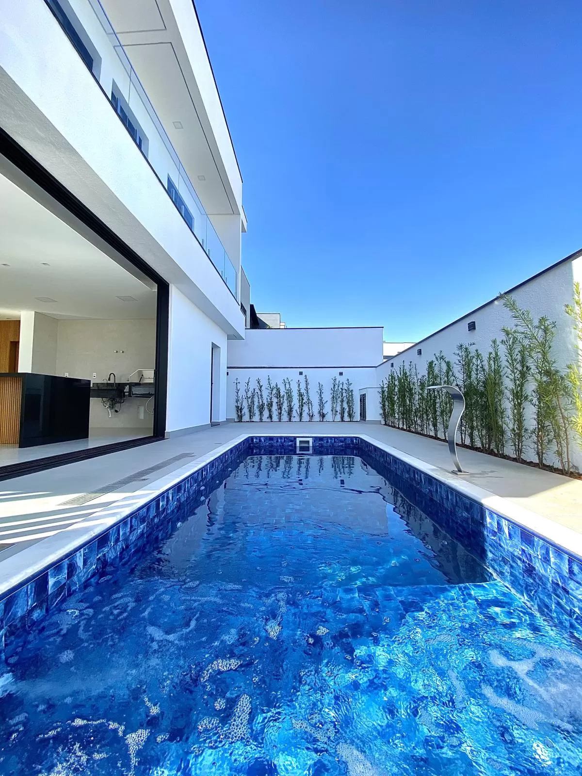 Sobrado à Venda com 3 suítes, escritório e área gourmet com piscina, 275m² no Condomínio Cyrela Landscape em Votorantim/SP