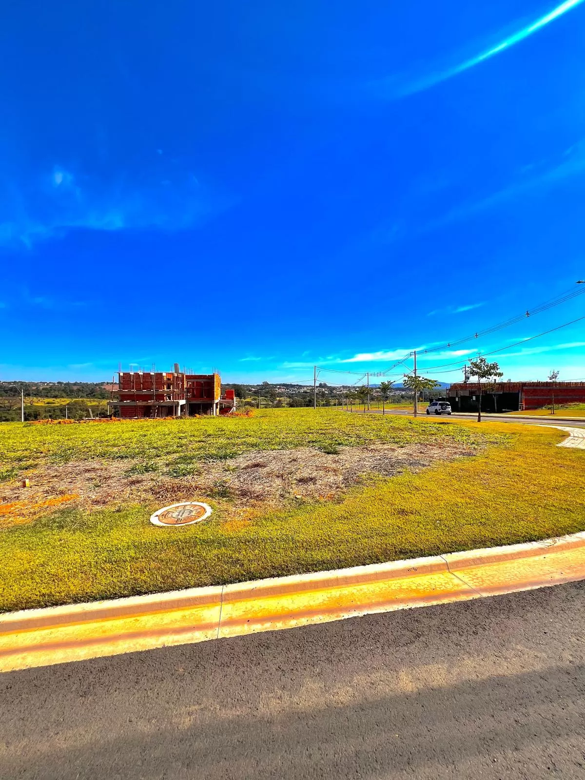 Terreno de Esquina à Venda localizado na parte alta, 335m² no Condomínio Terras Alpha em Votorantim/SP