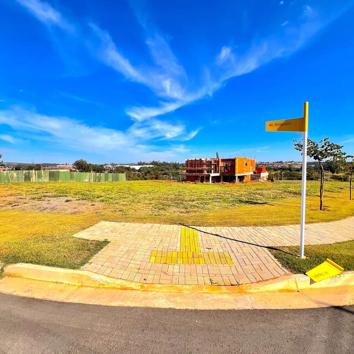 Terreno de Esquina à Venda localizado na parte alta, 335m² no Condomínio Terras Alpha em Votorantim/SP