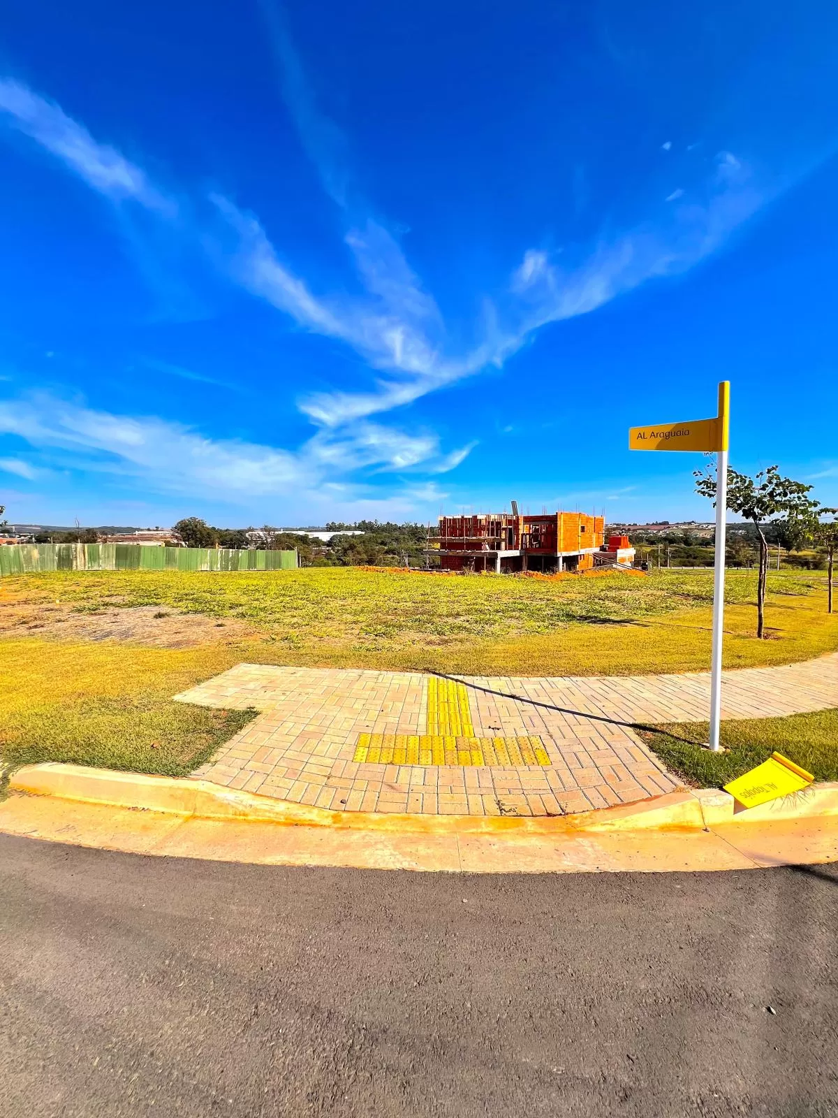 Terreno de Esquina à Venda localizado na parte alta, 335m² no Condomínio Terras Alpha em Votorantim/SP