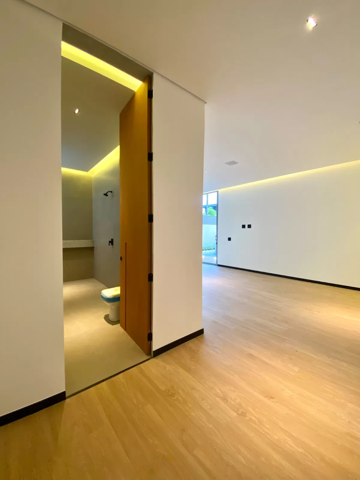 Casa de Esquina à Venda com 4 suítes, móveis planejados e piscina aquecida, 320m² no Condomínio Alphaville Nova Esplanada 4 em Votorantim/SP 