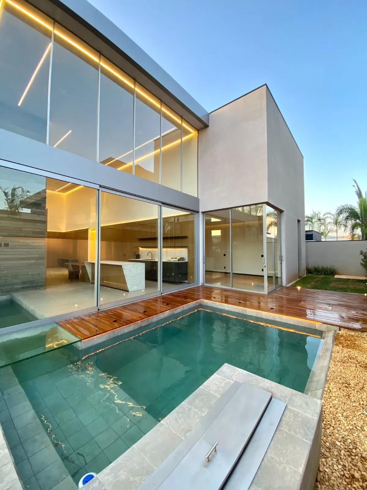 Casa de Esquina à Venda com 4 suítes, móveis planejados e piscina aquecida, 320m² no Condomínio Alphaville Nova Esplanada 4 em Votorantim/SP 