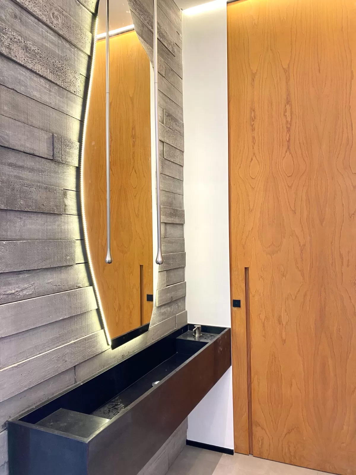 Casa de Esquina à Venda com 4 suítes, móveis planejados e piscina aquecida, 320m² no Condomínio Alphaville Nova Esplanada 4 em Votorantim/SP 