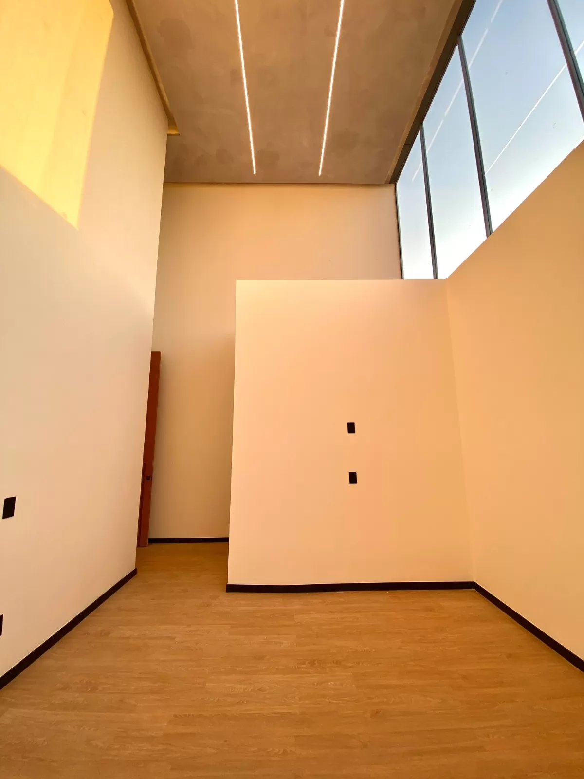 Casa de Esquina à Venda com 4 suítes, móveis planejados e piscina aquecida, 320m² no Condomínio Alphaville Nova Esplanada 4 em Votorantim/SP 