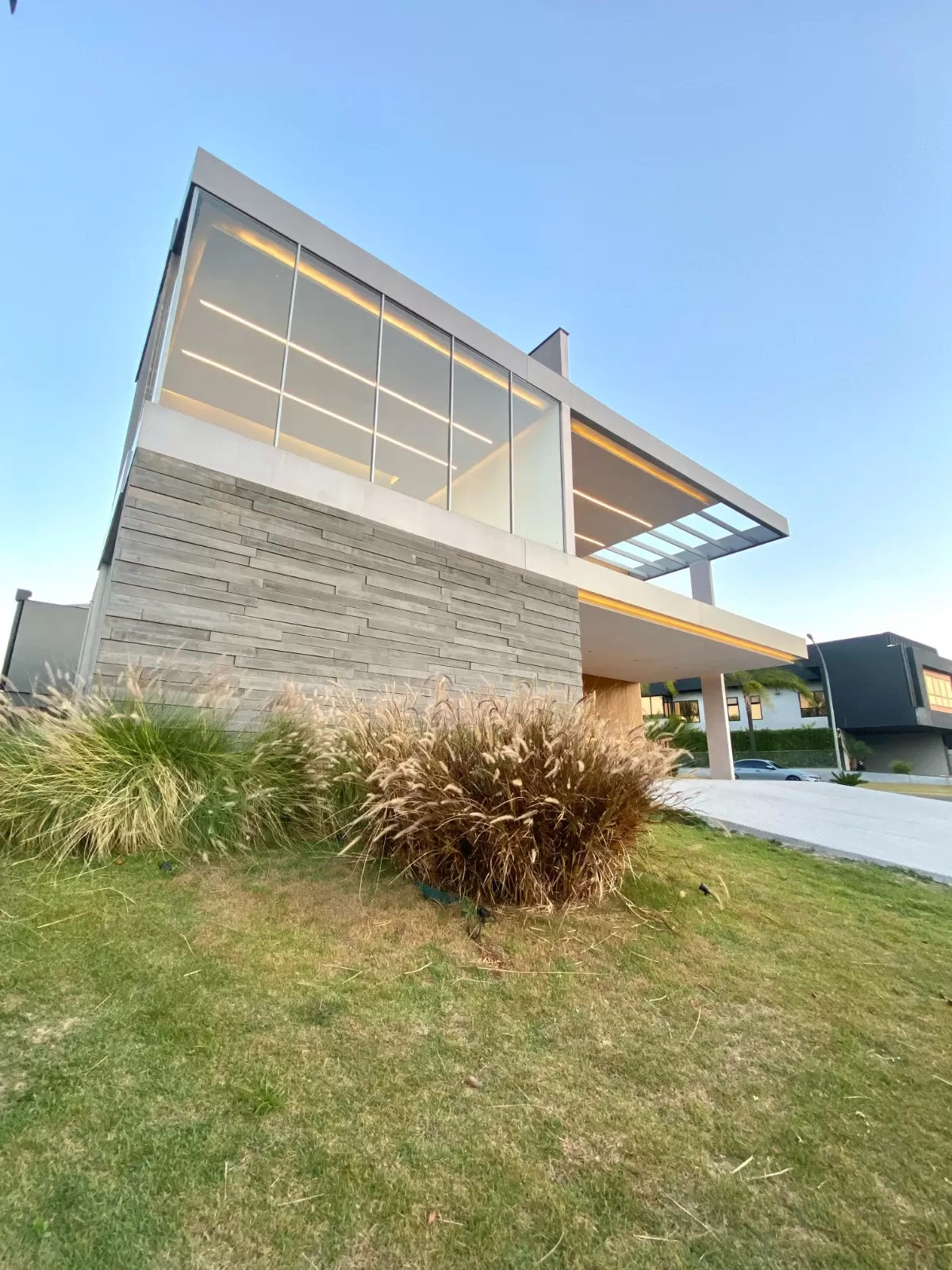 Casa de Esquina à Venda com 4 suítes, móveis planejados e piscina aquecida, 320m² no Condomínio Alphaville Nova Esplanada 4 em Votorantim/SP 