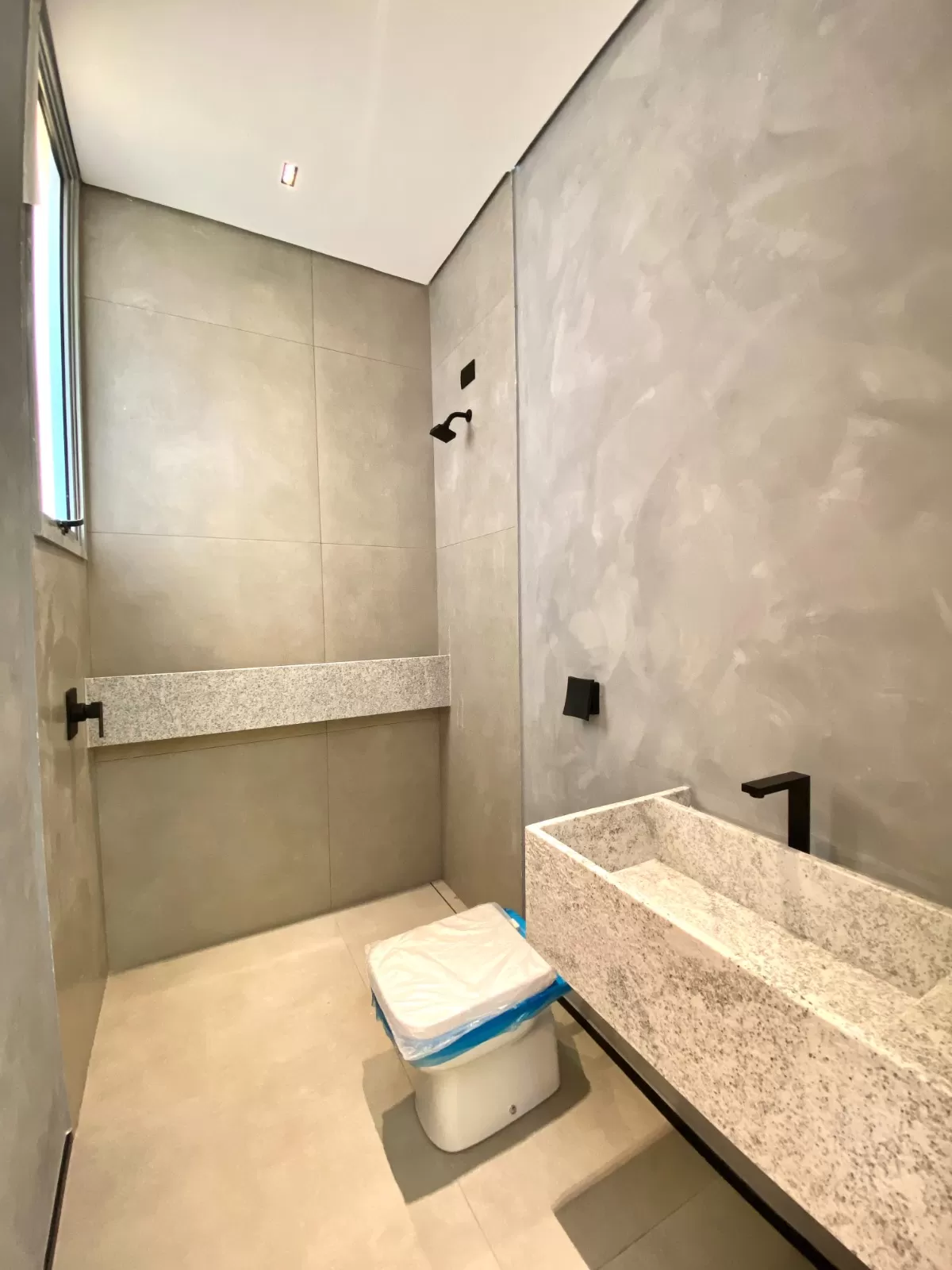 Casa de Esquina à Venda com 4 suítes, móveis planejados e piscina aquecida, 320m² no Condomínio Alphaville Nova Esplanada 4 em Votorantim/SP 