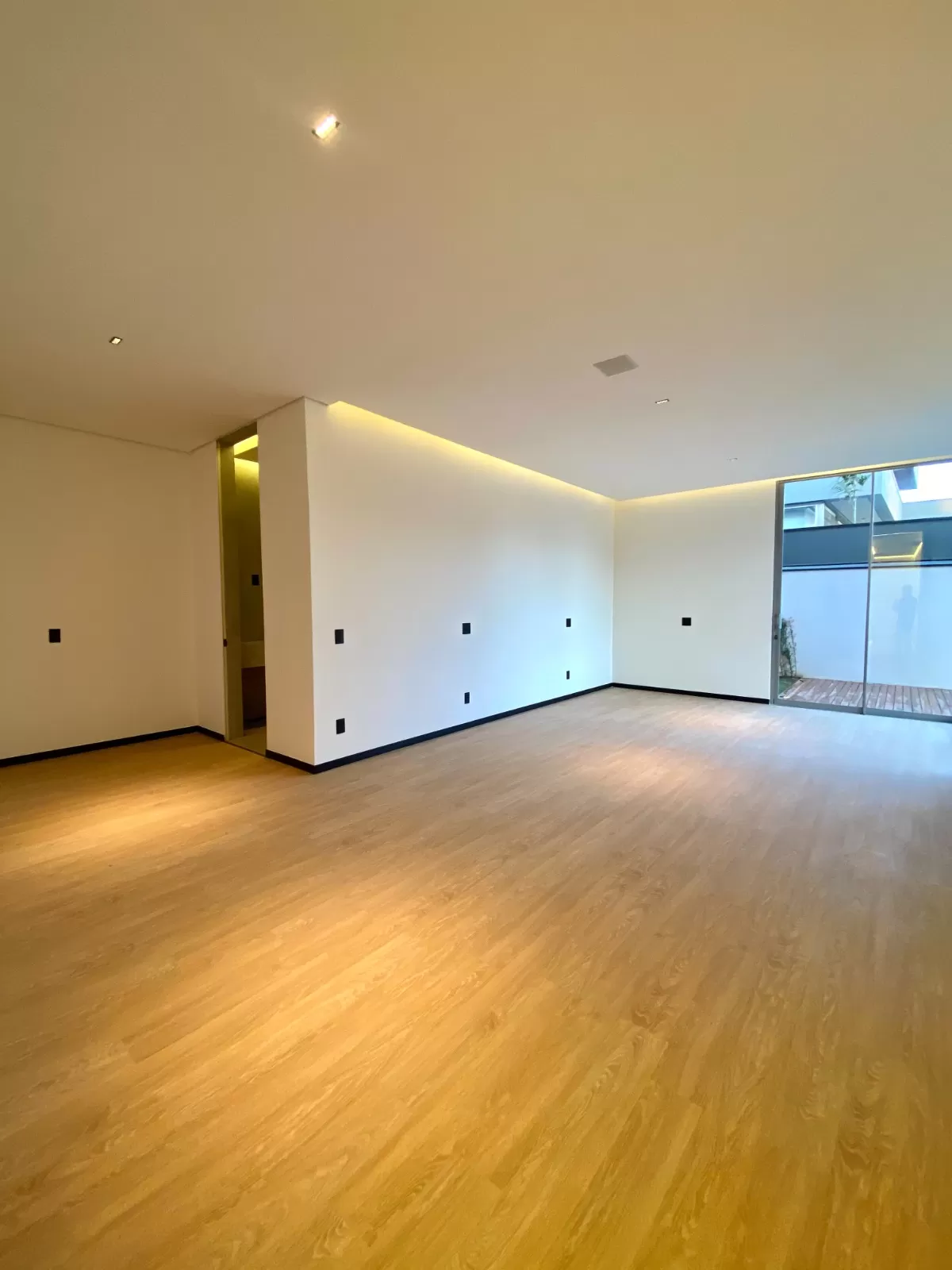 Casa de Esquina à Venda com 4 suítes, móveis planejados e piscina aquecida, 320m² no Condomínio Alphaville Nova Esplanada 4 em Votorantim/SP 