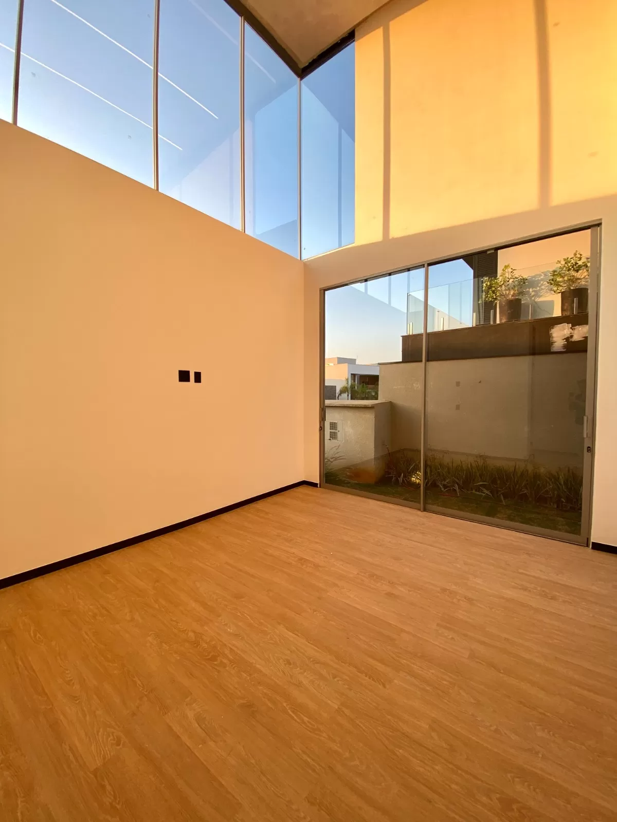 Casa de Esquina à Venda com 4 suítes, móveis planejados e piscina aquecida, 320m² no Condomínio Alphaville Nova Esplanada 4 em Votorantim/SP 