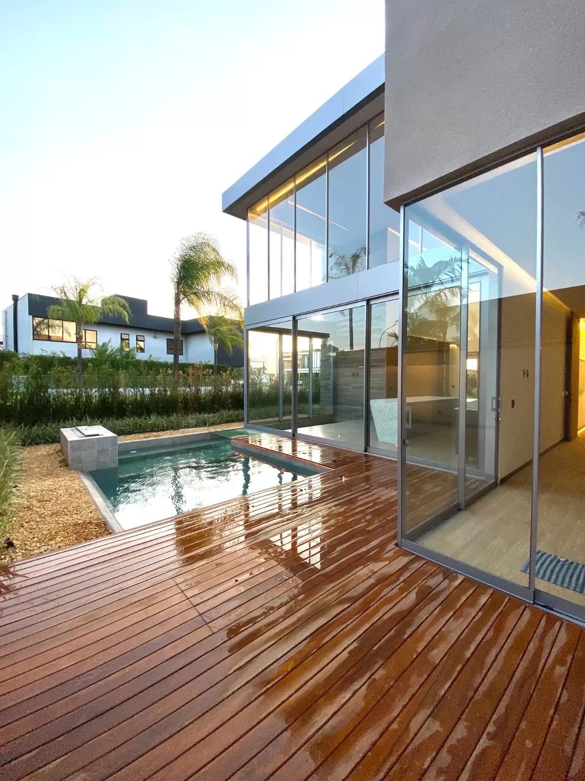 Casa de Esquina à Venda com 4 suítes, móveis planejados e piscina aquecida, 320m² no Condomínio Alphaville Nova Esplanada 4 em Votorantim/SP 