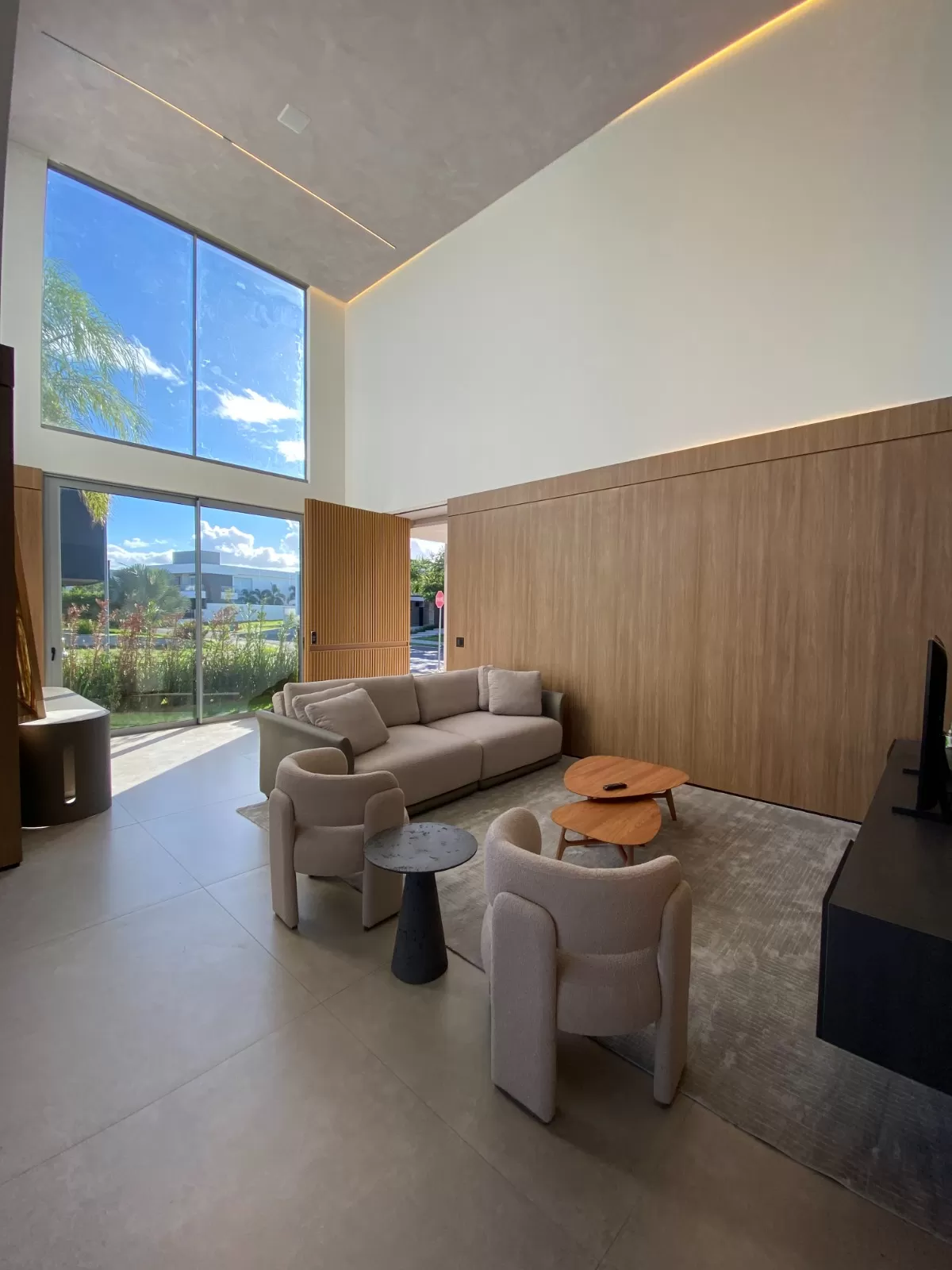 Casa de Esquina à Venda com 4 suítes, móveis planejados e piscina aquecida, 320m² no Condomínio Alphaville Nova Esplanada 4 em Votorantim/SP 