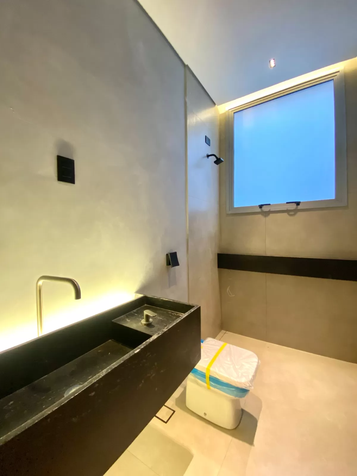 Casa de Esquina à Venda com 4 suítes, móveis planejados e piscina aquecida, 320m² no Condomínio Alphaville Nova Esplanada 4 em Votorantim/SP 