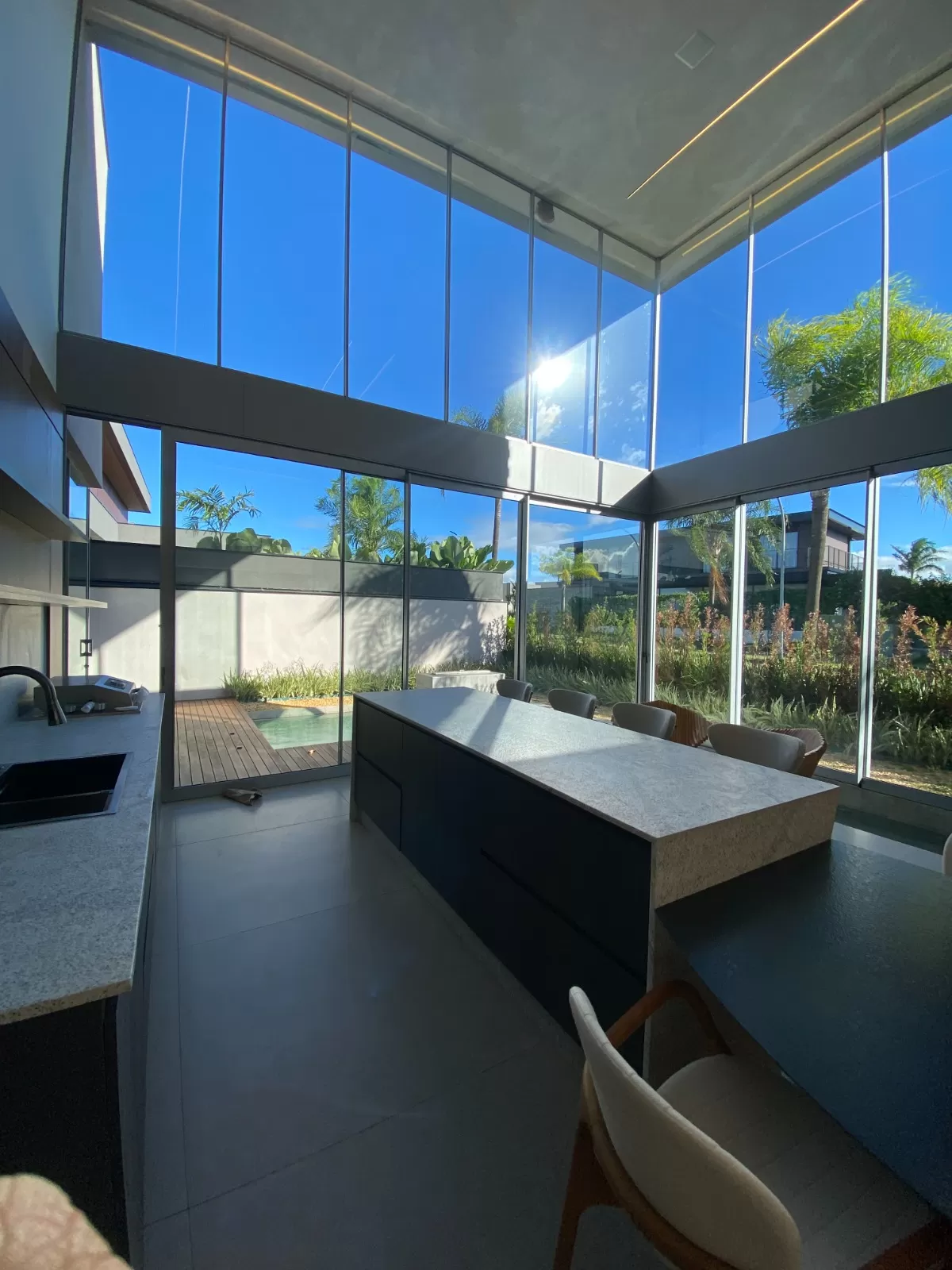 Casa de Esquina à Venda com 4 suítes, móveis planejados e piscina aquecida, 320m² no Condomínio Alphaville Nova Esplanada 4 em Votorantim/SP 