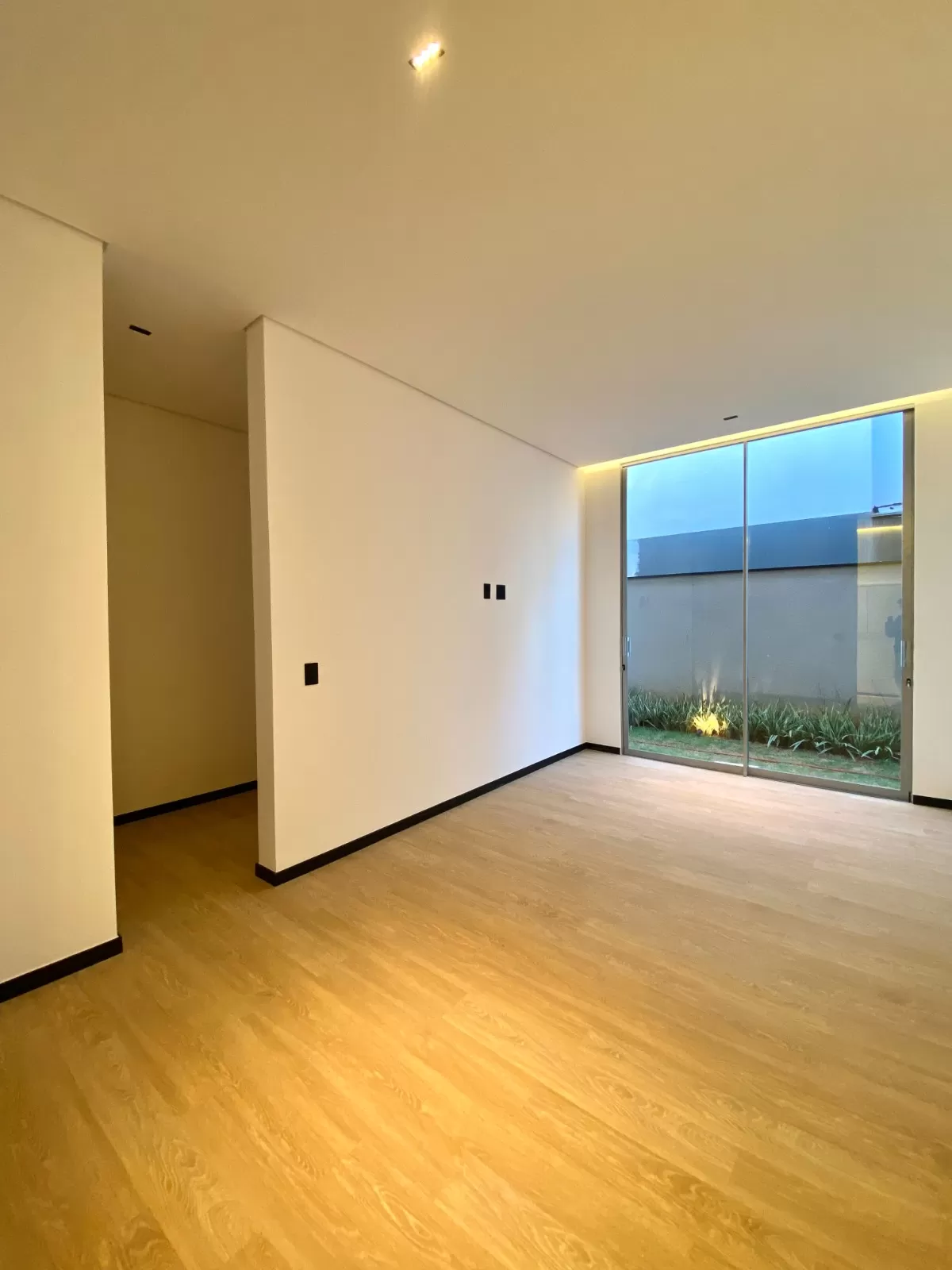 Casa de Esquina à Venda com 4 suítes, móveis planejados e piscina aquecida, 320m² no Condomínio Alphaville Nova Esplanada 4 em Votorantim/SP 