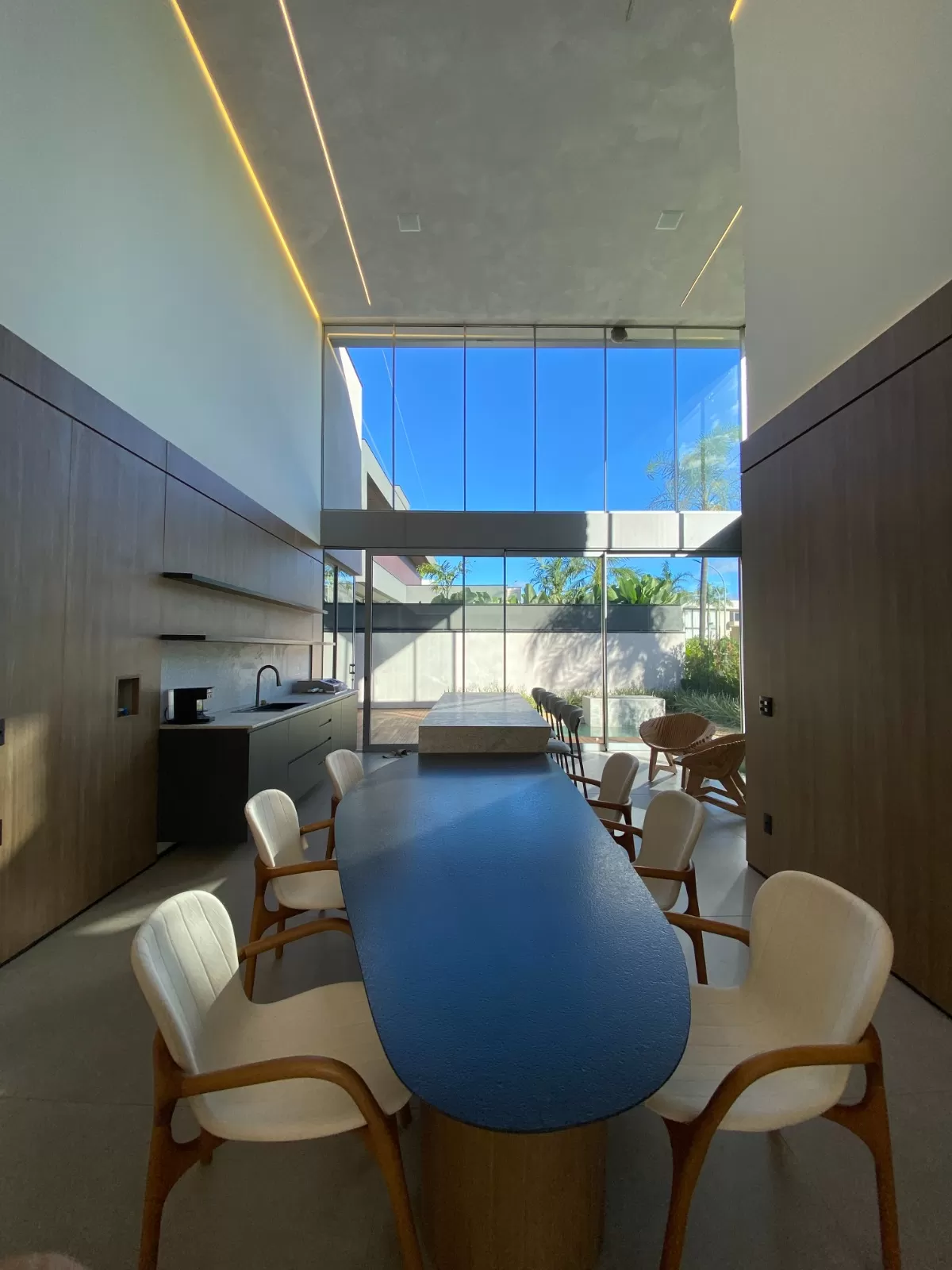 Casa de Esquina à Venda com 4 suítes, móveis planejados e piscina aquecida, 320m² no Condomínio Alphaville Nova Esplanada 4 em Votorantim/SP 