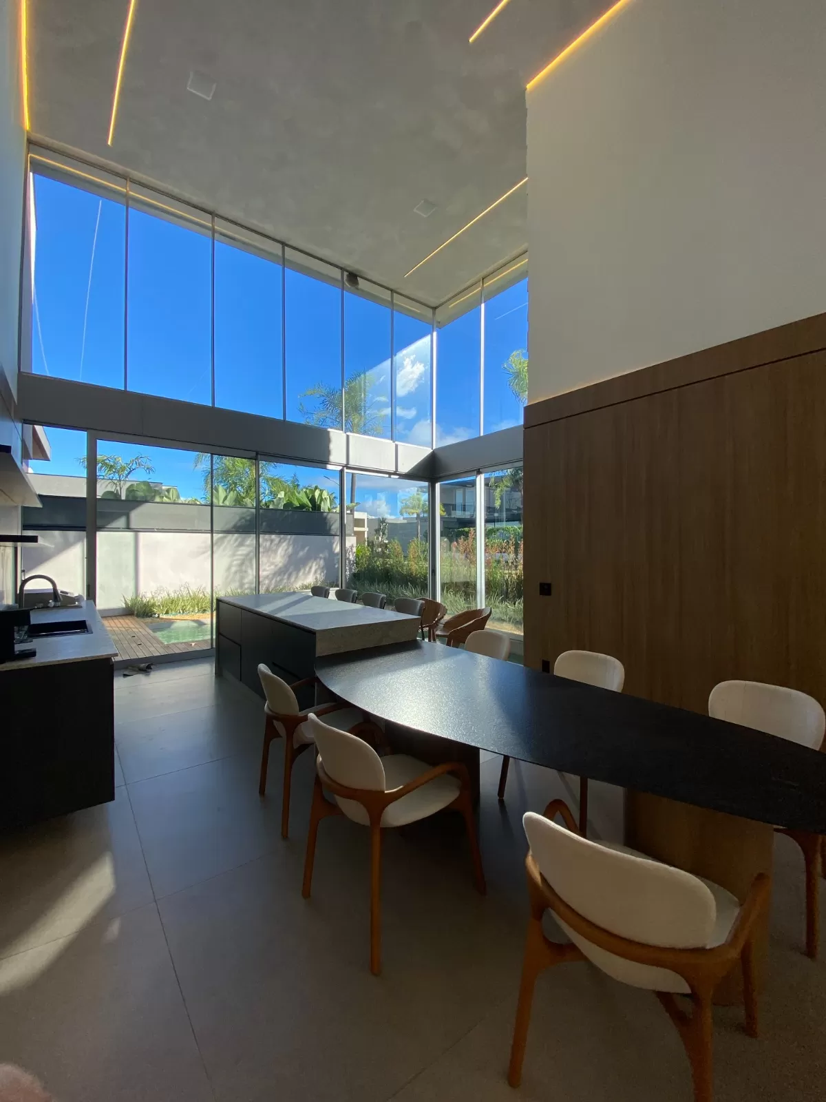 Casa de Esquina à Venda com 4 suítes, móveis planejados e piscina aquecida, 320m² no Condomínio Alphaville Nova Esplanada 4 em Votorantim/SP 