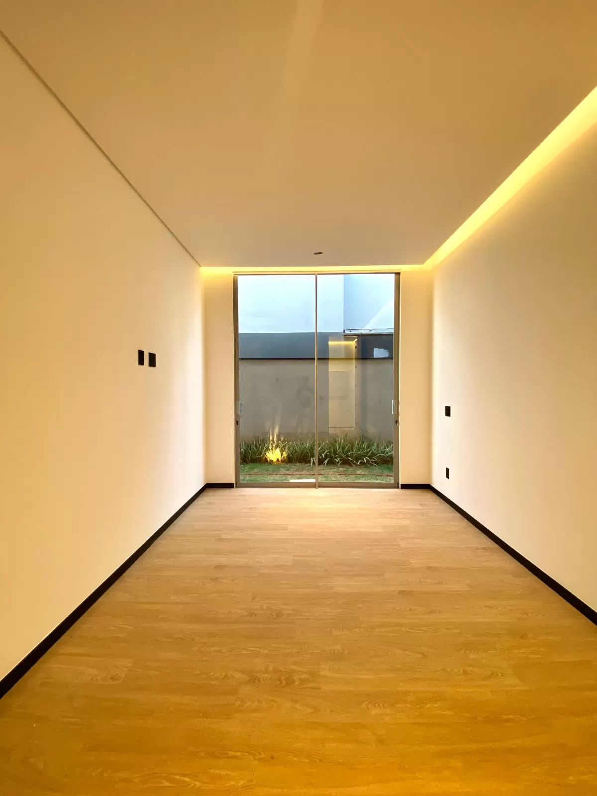 Casa de Esquina à Venda com 4 suítes, móveis planejados e piscina aquecida, 320m² no Condomínio Alphaville Nova Esplanada 4 em Votorantim/SP 