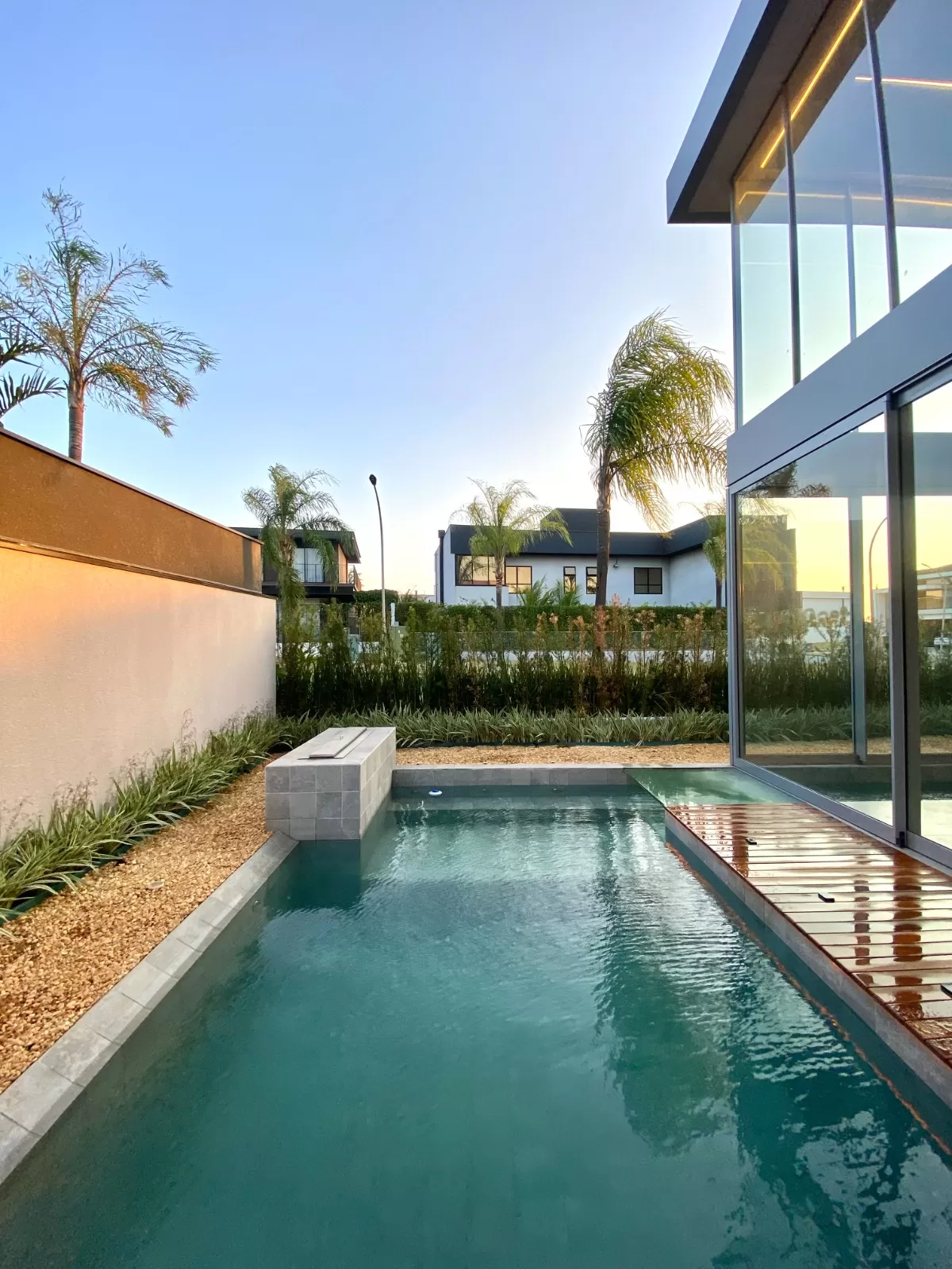 Casa de Esquina à Venda com 4 suítes, móveis planejados e piscina aquecida, 320m² no Condomínio Alphaville Nova Esplanada 4 em Votorantim/SP 