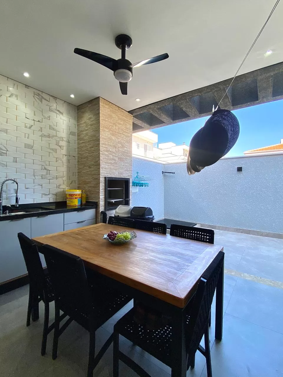 Sobrado de Esquina à Venda com 3 suítes, 233m² - Condomínio Campos do Conde em Sorocaba/SP