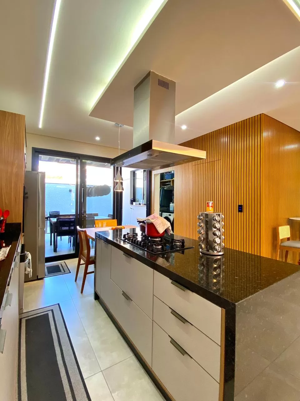 Sobrado de Esquina à Venda com 3 suítes, 233m² - Condomínio Campos do Conde em Sorocaba/SP