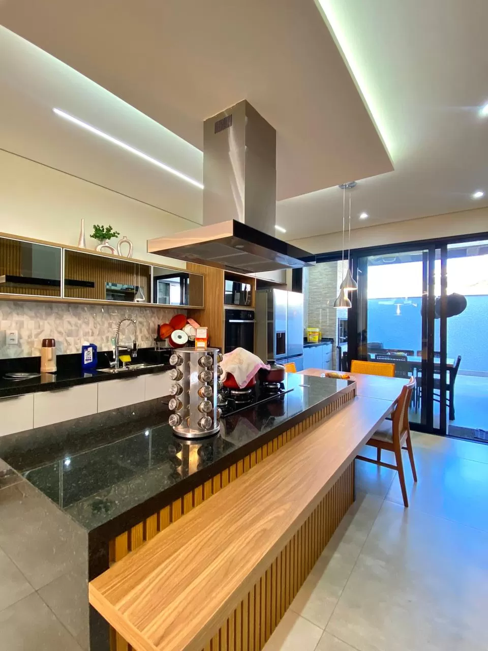 Sobrado de Esquina à Venda com 3 suítes, 233m² - Condomínio Campos do Conde em Sorocaba/SP