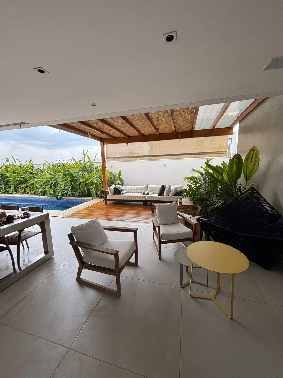 Sobrado para Locação com 3 suítes e piscina em Votorantim/SP no Condomínio Alphaville Nova Esplanada