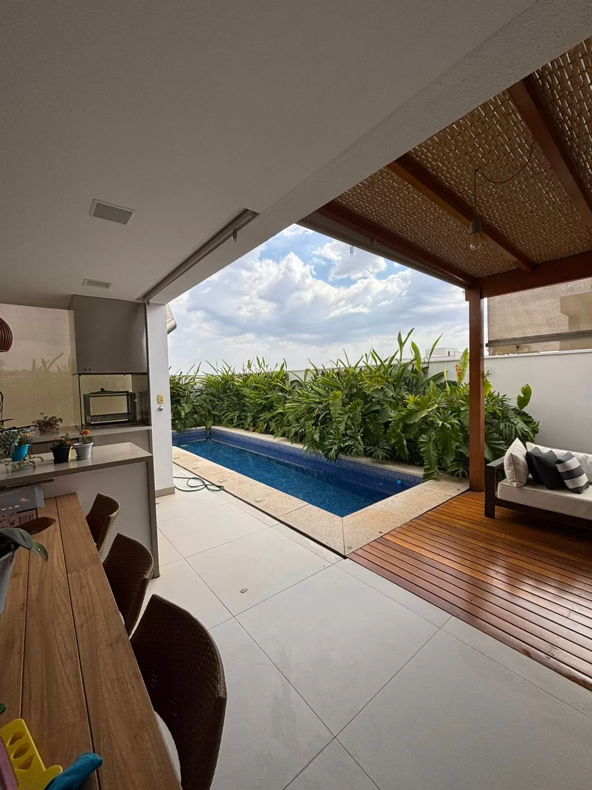 Sobrado para Locação com 3 suítes e piscina em Votorantim/SP no Condomínio Alphaville Nova Esplanada