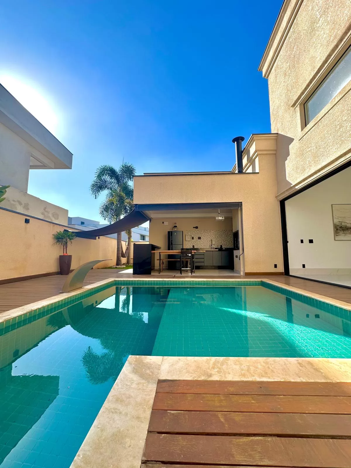 Casa Térrea de Esquina para Locação com 3 suítes e piscina em Votorantim/SP no Condomínio Alphaville Nova Esplanada