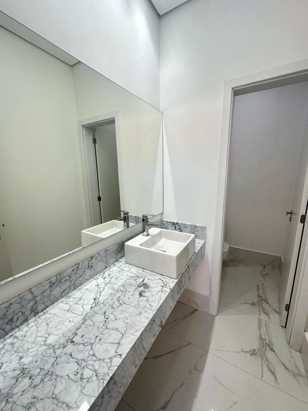 Casa Térrea de Esquina para Locação com 3 suítes e piscina em Votorantim/SP no Condomínio Alphaville Nova Esplanada