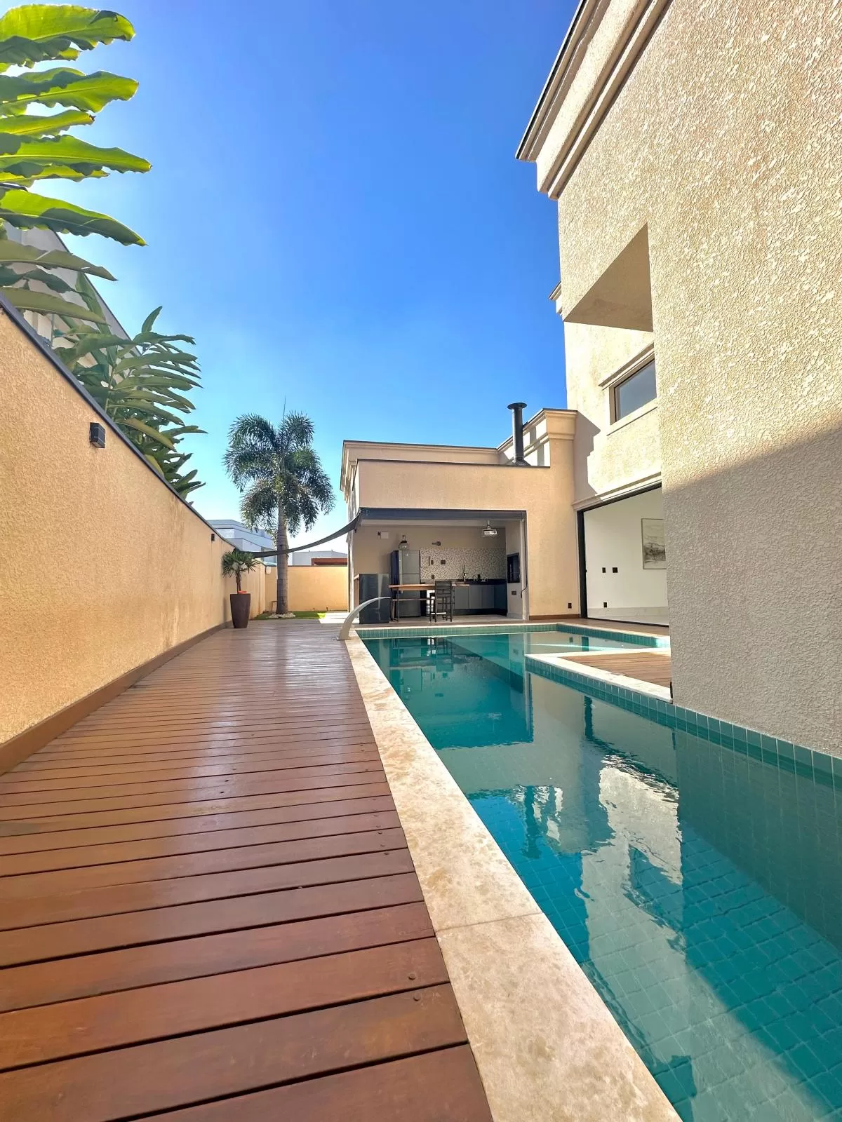 Casa Térrea de Esquina para Locação com 3 suítes e piscina em Votorantim/SP no Condomínio Alphaville Nova Esplanada