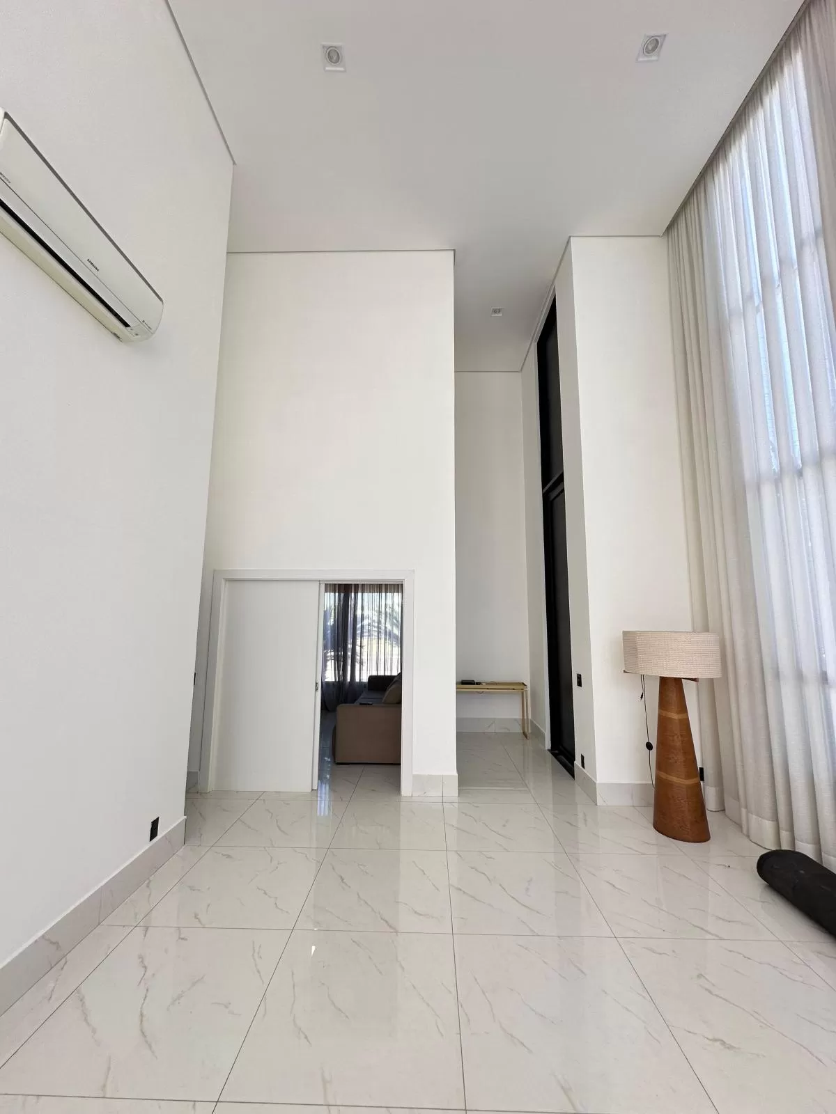 Casa Térrea de Esquina para Locação com 3 suítes e piscina em Votorantim/SP no Condomínio Alphaville Nova Esplanada