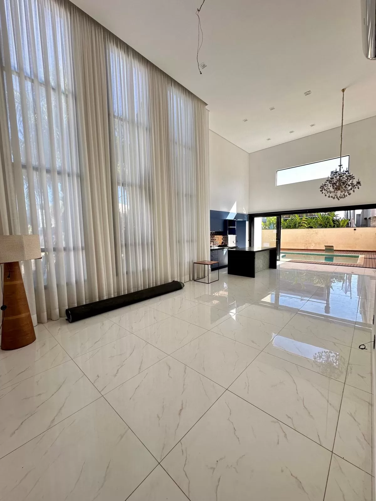 Casa Térrea de Esquina para Locação com 3 suítes e piscina em Votorantim/SP no Condomínio Alphaville Nova Esplanada